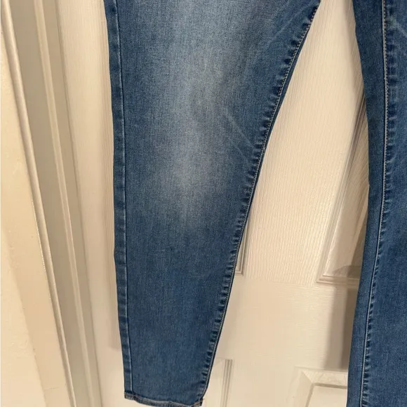 EUC Old Navy Rockstar Medium Wash Skinny Jeans with Rips, High Rise, Size 14