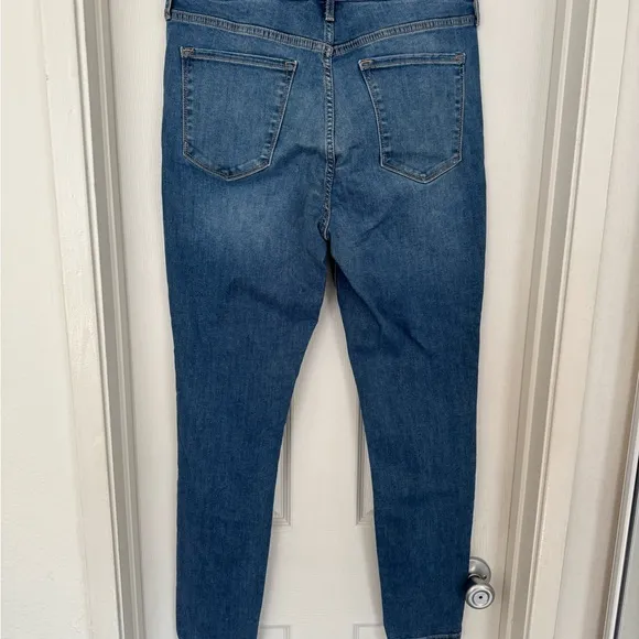 EUC Old Navy Rockstar Medium Wash Skinny Jeans with Rips, High Rise, Size 14