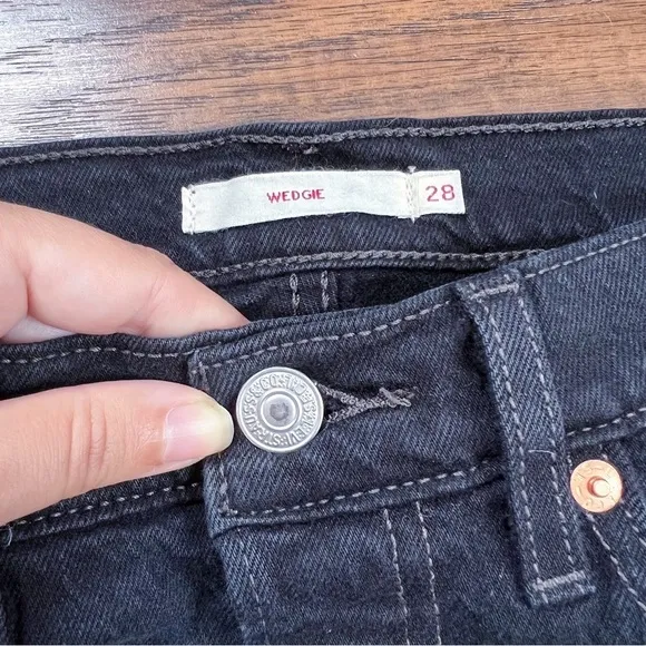 Levi’s • Wedgie Icon jean Black Desert distressed raw hem ripped knee slim