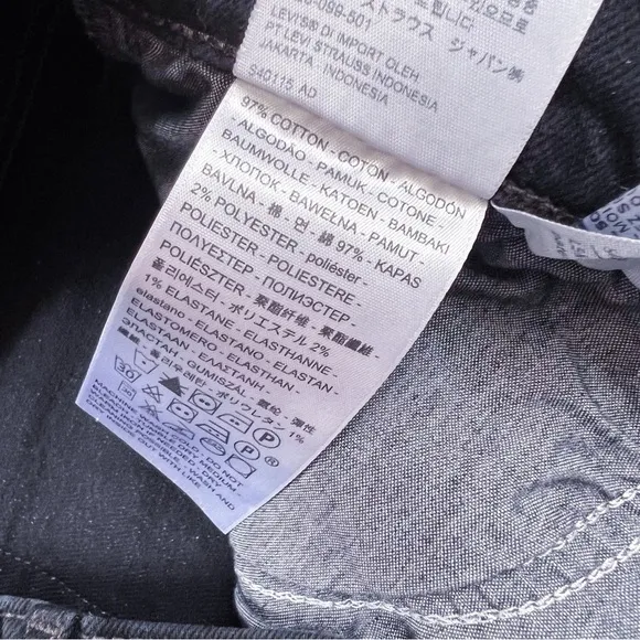 Levi’s • Wedgie Icon jean Black Desert distressed raw hem ripped knee slim