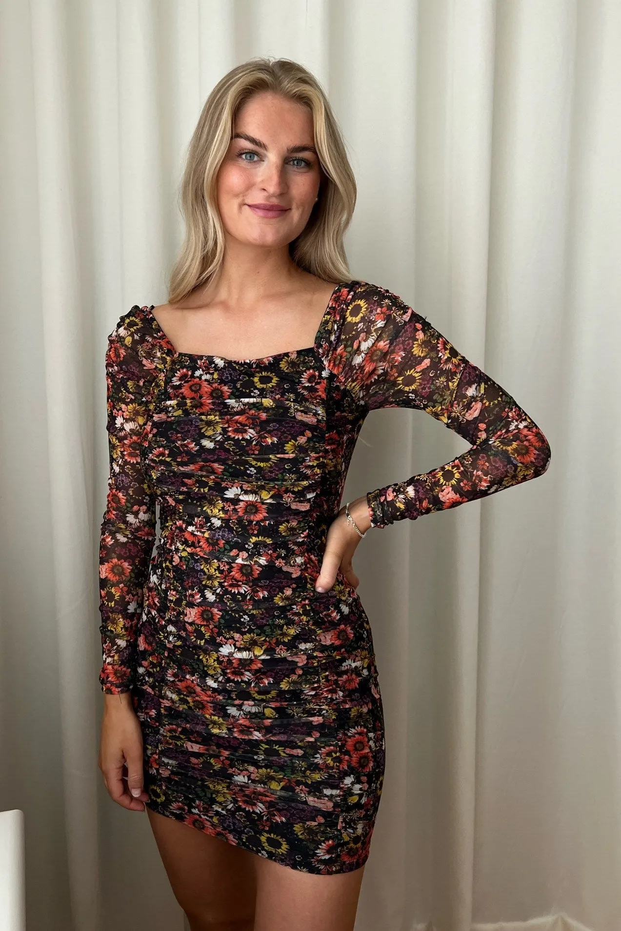 NMJudith Kjole - Sort Blomsterprint