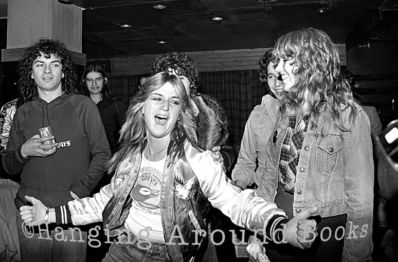 SCHOOL'S OUT 1976-77: THE RUNAWAYS IN THE UK