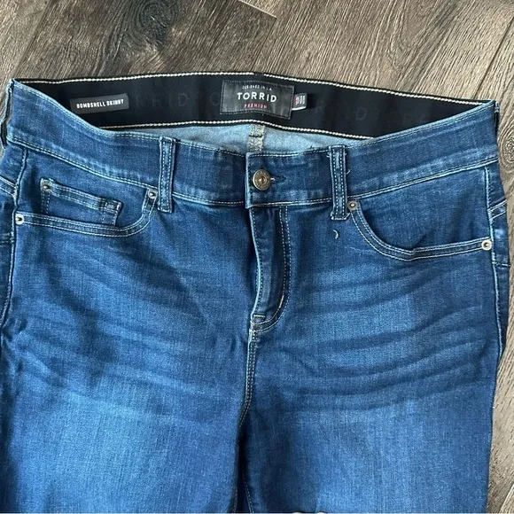 Torrid bombshell skinny size 16 regular jeans medium blue wash stretch