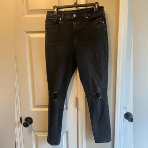 Women’s EXPRESS black distressed skinny high rise jeans size 12R