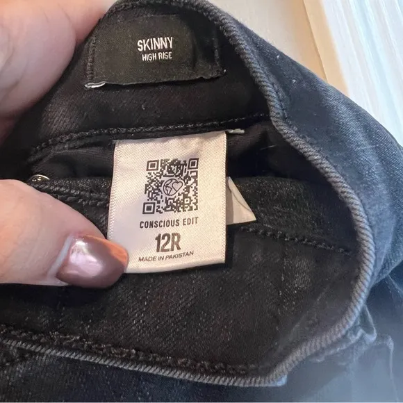 Women’s EXPRESS black distressed skinny high rise jeans size 12R